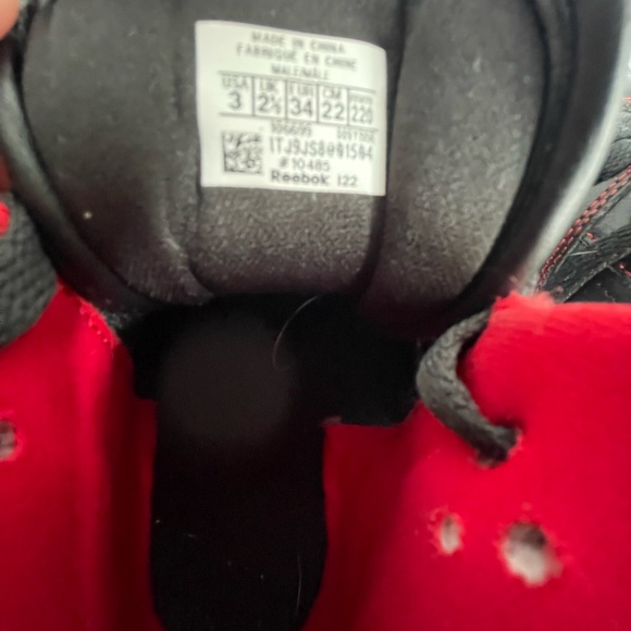 Reebok Youth Basketball Court Shoe. PreOwned. Great condition as shown. SZ 3. - Picture 12 of 12